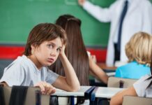 Un estudio confirma el sobrediagnóstico del TDAH en niños y adolescentes Niño que se encuentra en un salón de clases, sin prestar atención a lo que ocurre en el salón, se nota distraído
