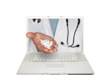 Allen Frances se enfrenta al exceso de prescripción de antidepresivos La mano de un médico sale de la pantalla de una laptop entregando un puñado de pastillas.