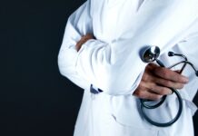 “No te preocupes”, sin más imagen de un médico con bata blanca y estetoscopio en mano, cruzando los brazos