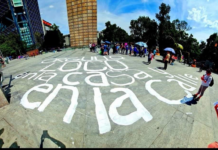 Presentan informe “Por la Justicia Loca y la Reparación” en el marco de evento internacional de la ONU Leyenda escrita en letra blanca sobre el piso gris: “Orgullo loco en la casa y en la calle”