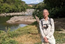 ¿Qué necesita nuestra especie para una vida sana? Entrevista con Peter Sterling En la imagen aparece Peter Sterling, en un campo frente a un río.