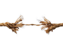 ¿Qué implica el trastorno limítrofe (borderline)? Pensando la debilidad y capacidad Cuerda en tensión, rompiéndose por el medio, da la impresión de ser jalada por ambos extremos